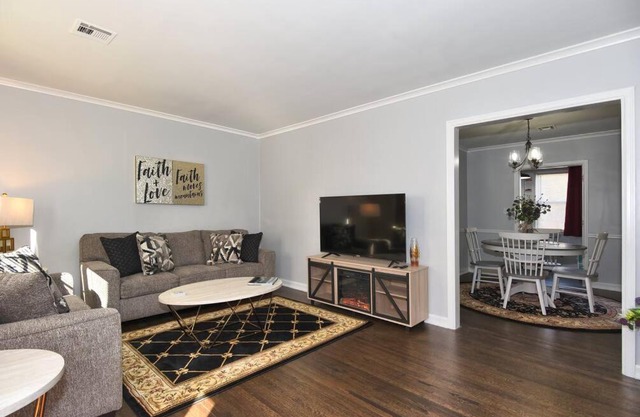 BLUE FLAMINGO'S CHARMING HOME-Heart of Tulsa2- Cherry St-Expo-11th