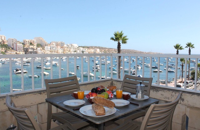 Blue Harbour 1 – Seafront Holiday 2-bedroom Apartment with terrace St Paul’s Bay