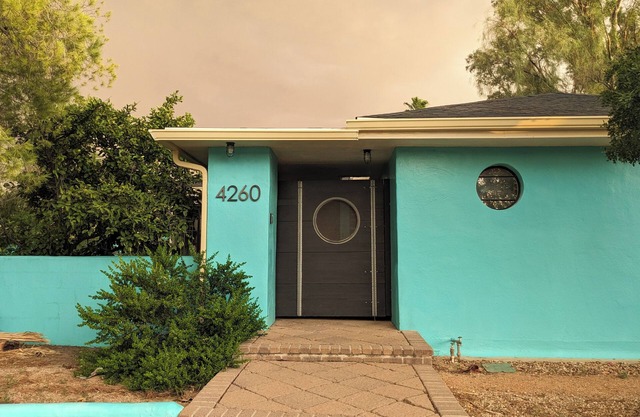 Blue Harmony: Spacious Desert Retreat. Close to UofA and Reid Park