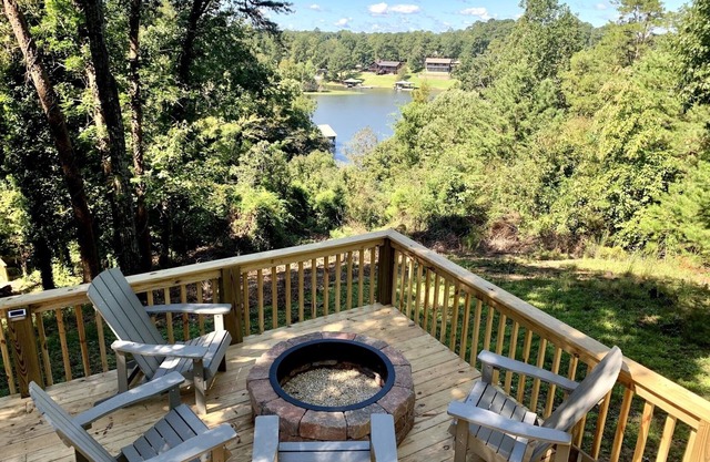 Blue Haven Lake House - Stay on Lake Tuscaloosa! Book for football! Hot Tub!