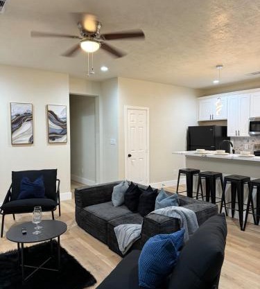 Blue Haven Modern 3BR 2BA Near Downtown