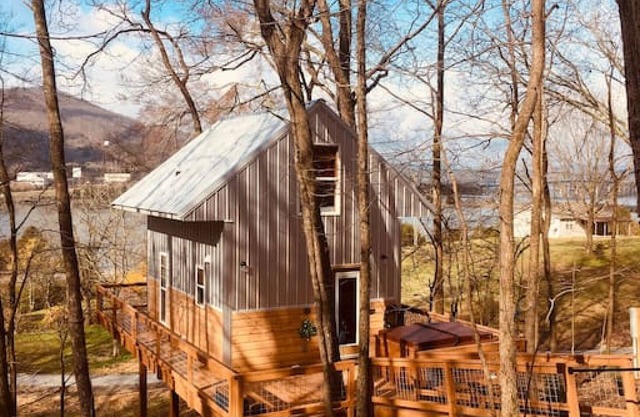 blue heron · NO SUNDAY CHECK INS, TREEHOUSE, HOT TUB, GATED