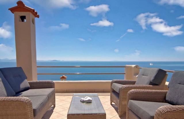 Blue Horizon - Coral Sea View Suite