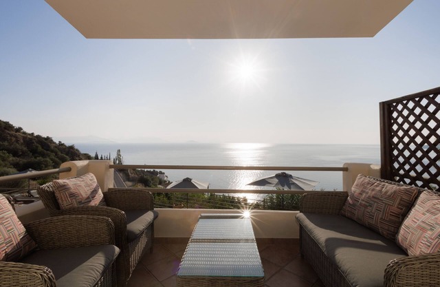 Blue Horizon -Emerald Sea View Suite