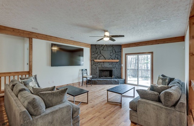 Blue Manor Luxury Home *15 min. from Airport*