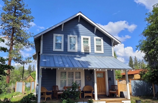 Blue Moon-Dog Friendly and a Short Walk to Winthrop!