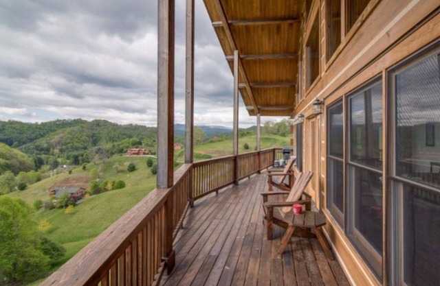 Blue Moon Lodge, Beautiful Views, Hot Tub, Firepit, 15 Mins from Boone