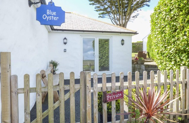 BLUE OYSTER, romantic, character holiday cottage in Mullion