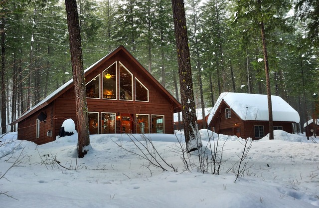 Blue Pine Guest House - luxury cabin close to the trails!