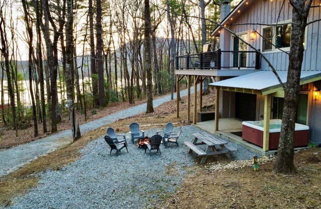 Blue Ridge Hideaway at Lake Toxaway w/Hot Tub
