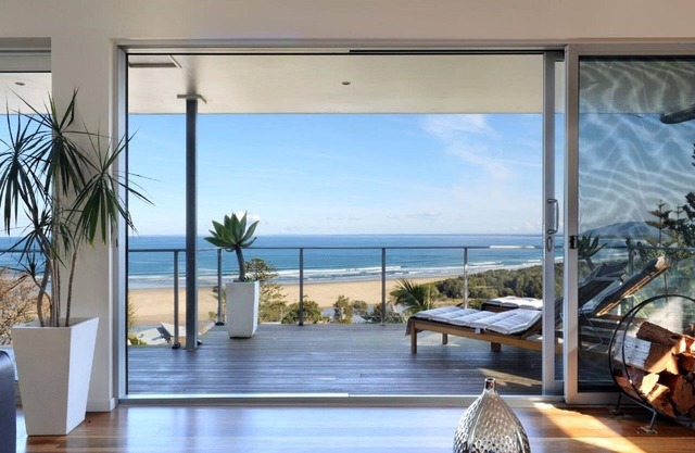 BLUE SALT-Spectacular water views. Wood Burner Fire. Outdoor living on deck.