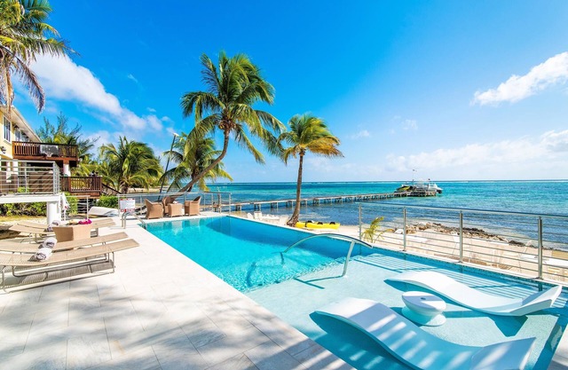 Blue Serenity: Beach House w/Pool, Pickleball Courts + Backyard Snorkeling