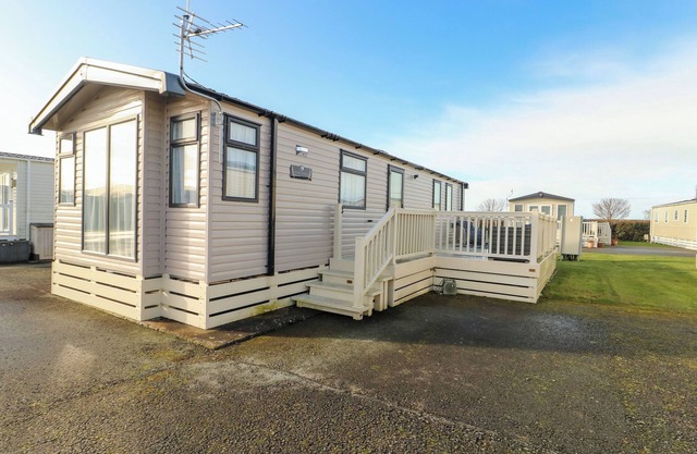 BLUE SKIES, pet friendly, country holiday cottage in Caernarfon