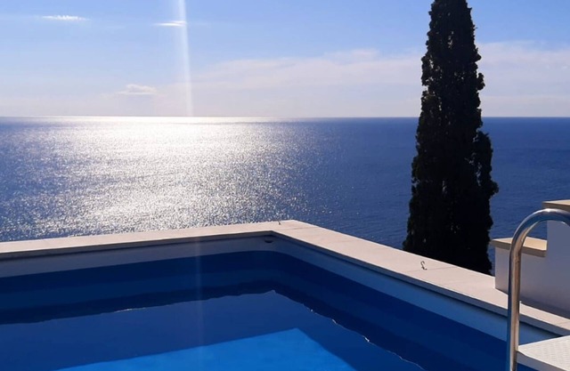 BLUE SUITE COTTAGE ON THE SEA IN THE CREEK SWIMMING POOL (shared)