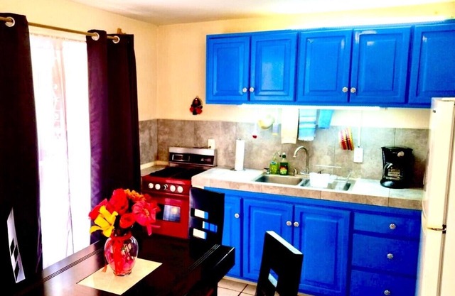 Blue Upstairs Apt./Very comfy Queen Beds/Balcony/WIFI 40Mgs speed Fiber Optic