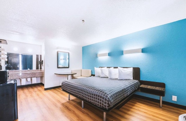 Blue Way Inn & Suites by Jasper Beeville-1 King Bed Non Smoking