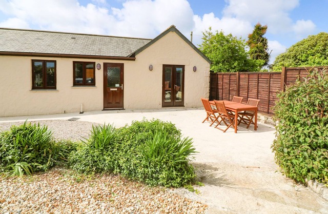 BLUEBELL BARN, pet friendly, character holiday cottage in Rosudgeon