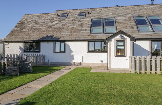 BLUEBELL COTTAGE, family friendly, with hot tub in Aldingham