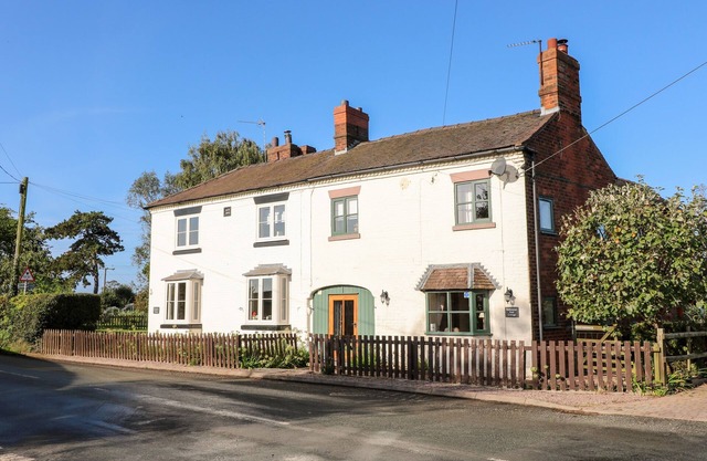 BLUEBELL COTTAGE, family friendly, with open fire in Rugeley