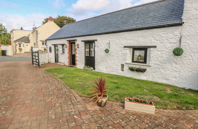 BLUEBELL COTTAGE, pet friendly, with a garden in Rosemarket