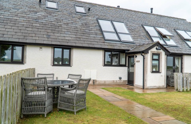 Bluebell Cottage - Two bedroom property with hot tub, close to the beach.