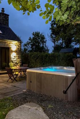 Bluebell Cottage - with hottub