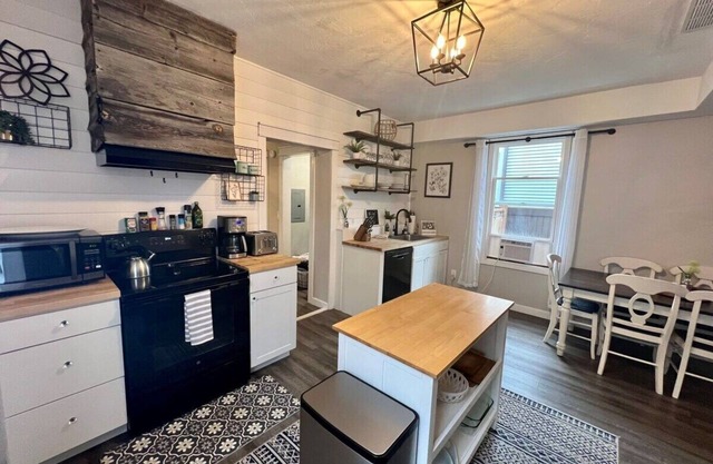 Bluebell Getaway - Farmhouse feel blocks from downtown