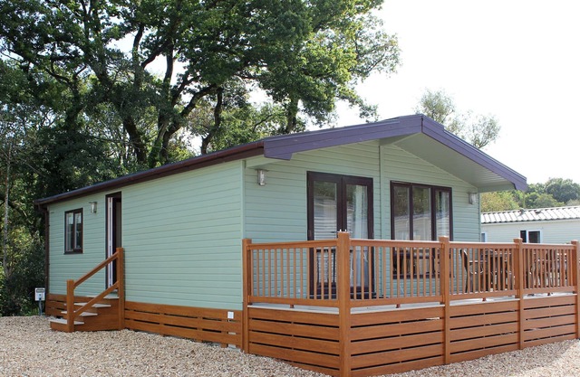 BLUEBELL LODGE, pet friendly, with hot tub in Saltash