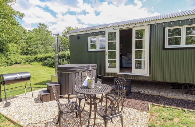 BLUEBELL, romantic, character holiday cottage in Waltham
