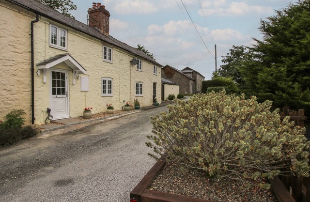 BLUEBELL'S COTTAGE, family friendly, with open fire in Minsterley