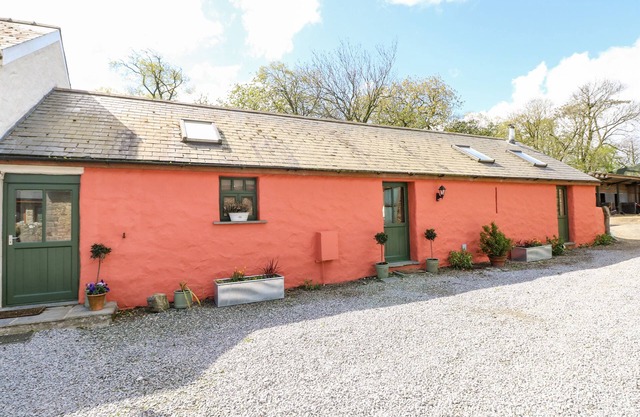 BLUEBERRY COTTAGE, character holiday cottage in Haverfordwest