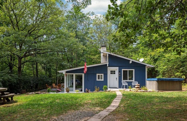 Bluebird Cabin: A Cozy Getaway in ShenandoahWoods