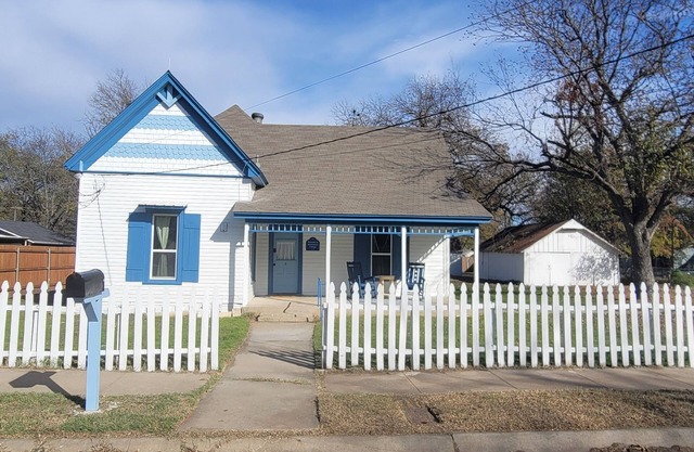 Bluebonnet Cottage: Victorian Home w 2/king beds & game room in central Cleburne