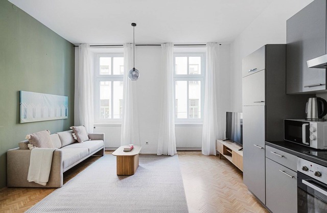 Blueground | Rudolfsheim-Fünfhaus, full kitchen