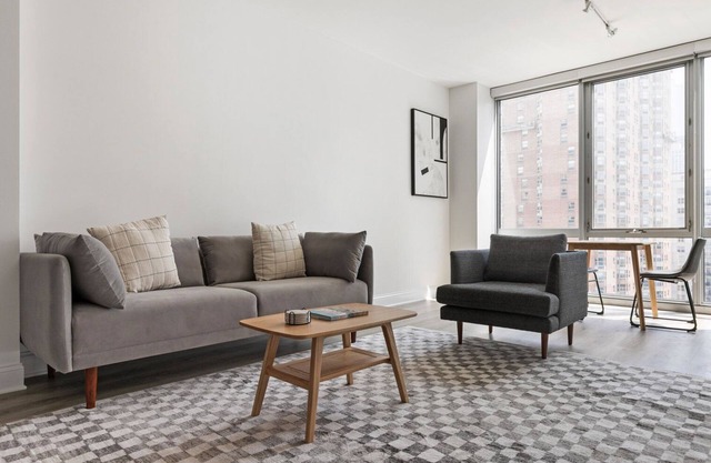 Blueground | Rush & Division, balcony, nr Lake Shore Park
