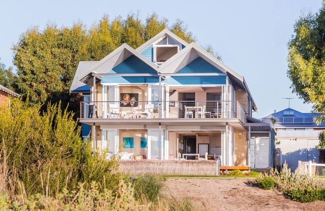 BLUEHAVEN BEACH RETREAT - ABSOLUTE BEACHFRONT HOLIDAY HOME