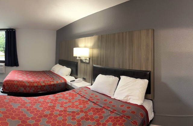 Blueway Inn & Suites Roseville - Deluxe 1 Queen Bed Non-Smoking