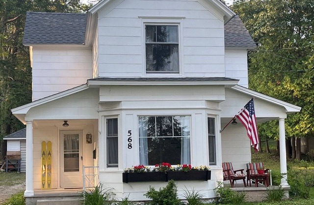 Bluff Bliss. Stroll along the Bluff to downtown. FRESHLY renovated.