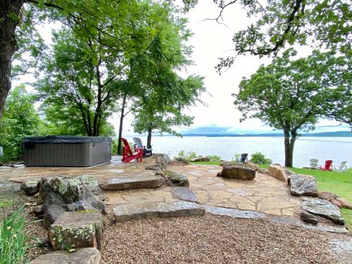 Blufftop Cabin Retreat Hot Tub and Fall Views!