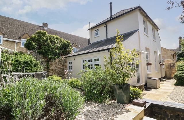 BLUNDELL'S COTTAGE, pet friendly, with open fire in Broadway