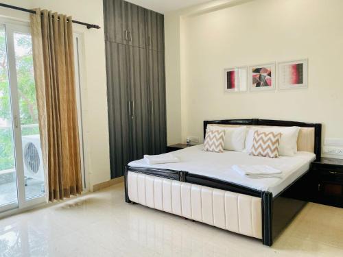 BluO 1BHK - DLF CyberCity, MG Road - Balcony, Lift