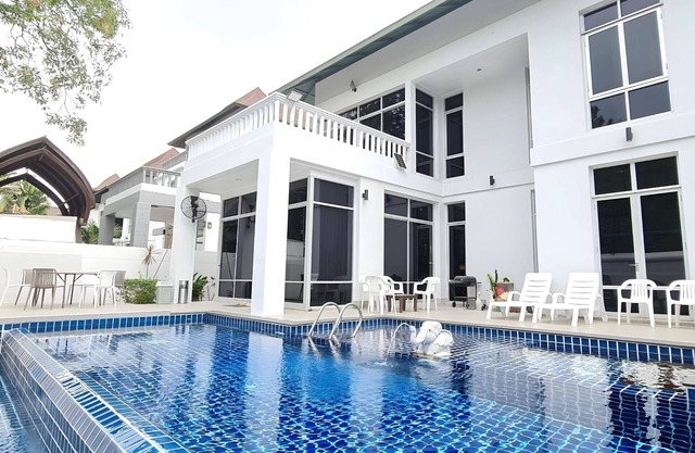 bm Poolvilla Pattaya 4BR 14-18guests, 2 floors, Bbq, JACUZZIpool,5mins to beachn