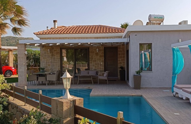 Boasting a garden, an outdoor pool and sea views, Elena villa is set in Kissamos