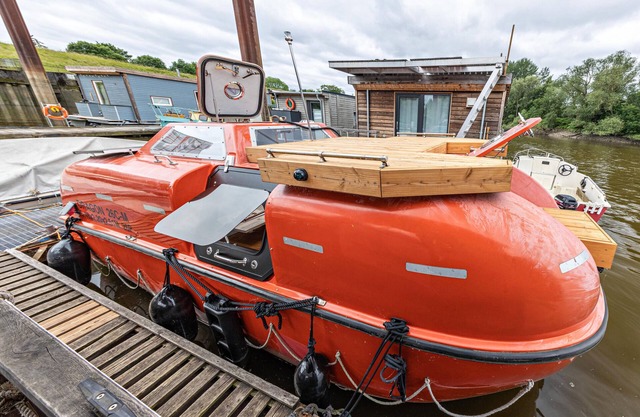 Boat 'Ausgebautes Freifallrettungsboot' with Wi-Fi