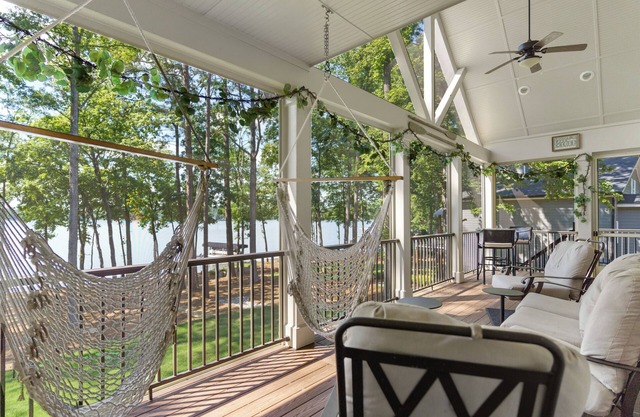 BOAT AVAILABLE - BEST LOCATION - Waterfront Getaway on Lake Oconee Sleeps 10-12