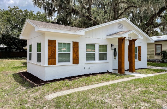 Boat friendly cottage close to Harris Chain of lakes and Disney World