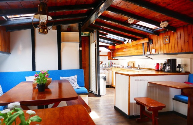 Boat hotel Fokkelina, Rotterdam city center