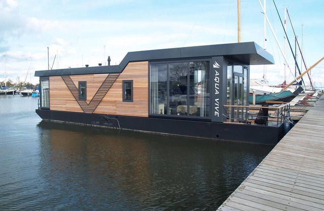 Boat with two bedrooms and one bathroom