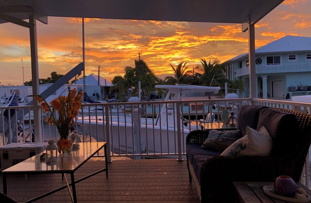 Boater's Paradise ! Enjoy the sunsets from your covered patio.