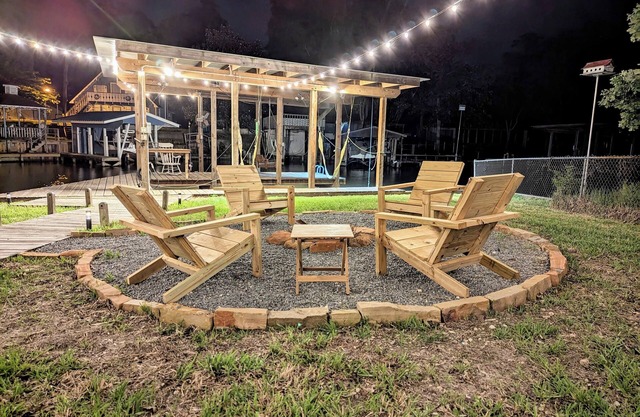 Boathouse, 2 King Beds, Firepit, Huge Yard + Pet-Friendly! Peaceful & Luxurious